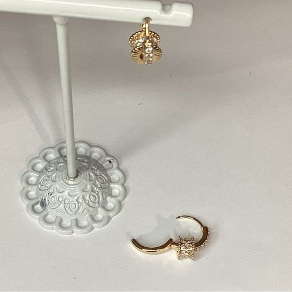 ⭐️10k Gold Plated Petite CZ Diamond Barrel Huggies💖 - Picture 10 of 15